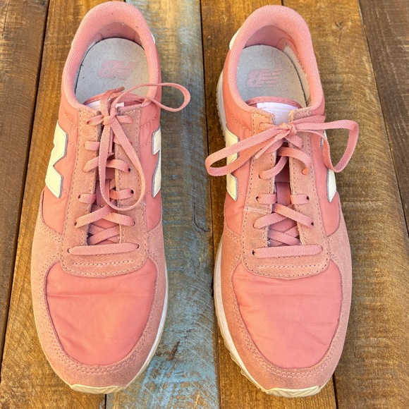 New Balance 220 Pink Shoes - Picture 5 of 16